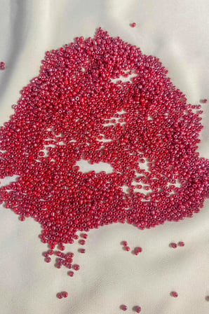 08 Kum Parlak Janjan Kırmızı Boncuk 3 mm (100 Gr 6000 Adet)