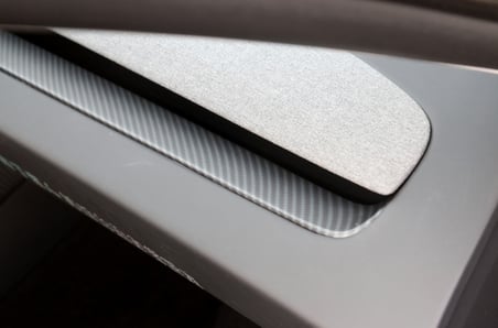 Tesla Model Y 2025+(JUNIPER) Göğüslük Kaplama Karbon