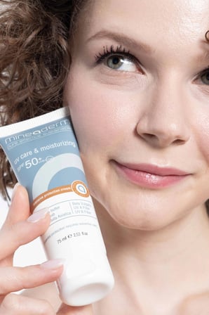 Mineaderm Uv Care & Moisturizing 50+ Faktör Nemlendirici Tüm Cilt Tipleri İçin Renksiz Yüz Güneş Koruyucu Krem 75 ml