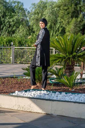 RUKOMAYO SİYAH DESENLİ YARIM FERMUARLI PARÇALI MODEL Lycra(Su İtici,Çabuk Kuruyan)Tesettür Mayo