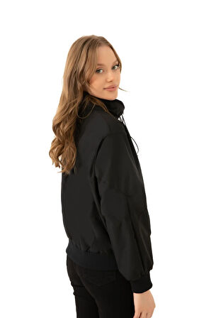 Kadın Siyah Dik Yaka Su ve Rüzgar Geçirmez Oversize Crop Mevsimlik Yağmurluk Rüzgarlık
