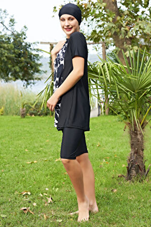 RUKOMAYO BATTAL PARÇALI SİYAH ÇİÇEK DESENLİ YARIM KOL LYCRA(SU İTİCİ VE ÇABUK KURUYAN) TESETTÜR MAYO
