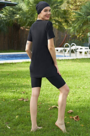 RUKOMAYO SİYAH DESENLİ FERMUARLI YARIM KOL LYCRA(SU İTİCİ VE ÇABUK KURUYAN)KUMAŞ YARI TESETTÜR MAYO