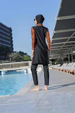 RUKOMAYO SİYAH DESENLİ ROBALI YARI FERMUARLI LYCRA ( SU İTİCİ VE ÇABUK KURUYAN ) KUMAŞ TESETTÜR MAYO