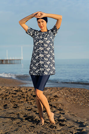 MİRATES LACİVERT DESENLİ YARIM KOL BÜYÜK BEDEN MİCRO (ESNEK VE ÇABUK KURUYAN) KUMAŞ YARI TESETTÜR MAYO