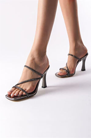 Kadın Platin Rugan 9 cm Topuklu Taşlı Terlik