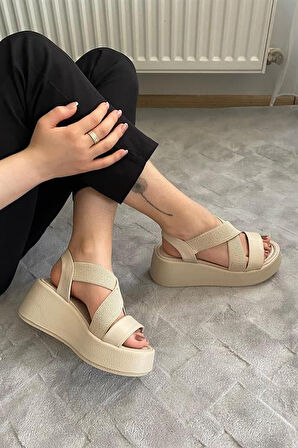 Kadın Bej Lastik Detaylı  Dolgu Tabanlı Sandalet