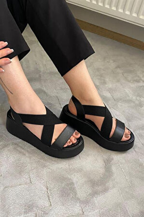 Kadın Siyah Lastik Detaylı  Dolgu Tabanlı Sandalet