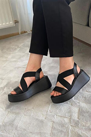 Kadın Siyah Lastik Detaylı  Dolgu Tabanlı Sandalet