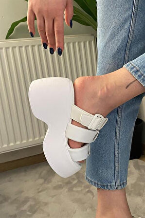 Kadın Beyaz Üç Biyeli Toka Detaylı Kalın Taban Ortopedik Sandalet K-3030