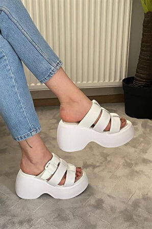 Kadın Beyaz Üç Biyeli Toka Detaylı Kalın Taban Ortopedik Sandalet K-3030