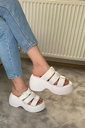 Kadın Beyaz Üç Biyeli Toka Detaylı Kalın Taban Ortopedik Sandalet K-3030