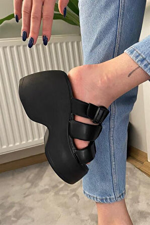 Kadın Siyah Üç Biyeli Toka Detaylı Kalın Taban Ortopedik Sandalet K-3030