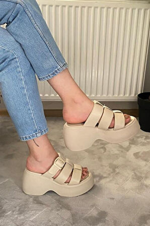 Kadın Bej Üç Biyeli Toka Detaylı Kalın Taban Ortopedik Sandalet K-3030