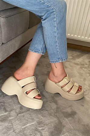 Kadın Bej Üç Biyeli Toka Detaylı Kalın Taban Ortopedik Sandalet K-3030