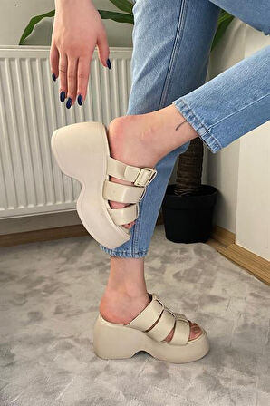 Kadın Bej Üç Biyeli Toka Detaylı Kalın Taban Ortopedik Sandalet K-3030