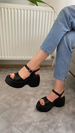 Kadın Siyah Tek Bantlı Kalın Taban Ortopedik  Sandalet  K-3010