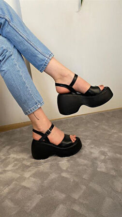 Kadın Siyah Tek Bantlı Kalın Taban Ortopedik  Sandalet  K-3010