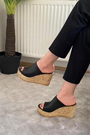 Kadın Siyah Cilt 10 cm Tolgulu Mantar Taban Terlik K-920