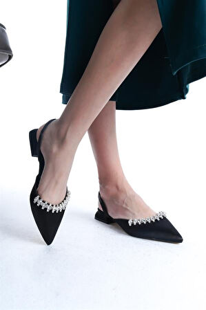 Kadın Siyah Saten Taşlı Arkası Açık Lastikli 2,5 Cm Kısa Blok Topuklu