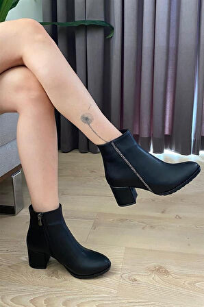 Kadın Siyah Cilt Yandan Taşlı ( 6 cm ) Topuklu Oval Burun Bot