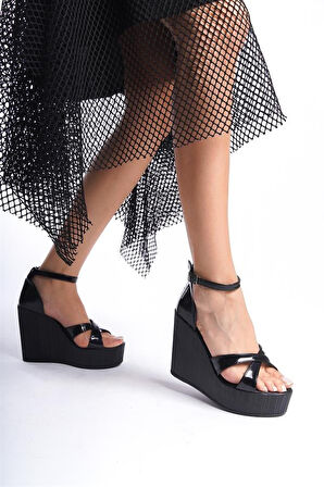 Kadın Verla Çapraz Bant Siyah Rugan Yüksek Topuklu Dolgu Taban Ayakkabı