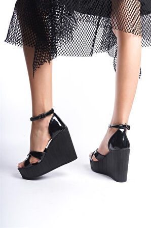 Kadın Verla Çapraz Bant Siyah Rugan Yüksek Topuklu Dolgu Taban Ayakkabı