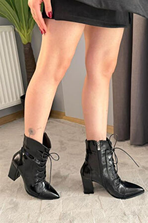 Kadın Cora Siyah Rugan Yandan Fermuarlı Bağcık Detaylı Kalın Topuklu Sivri Burunlu Bot