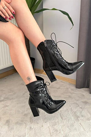 Kadın Cora Siyah Rugan Yandan Fermuarlı Bağcık Detaylı Kalın Topuklu Sivri Burunlu Bot