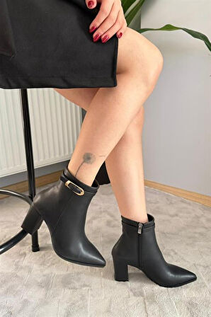 Kadın Julia Siyah Deri Yandan Fermuarlı Toka Detaylı Kalın Topuklu Sivri Burunlu Günlük Bot