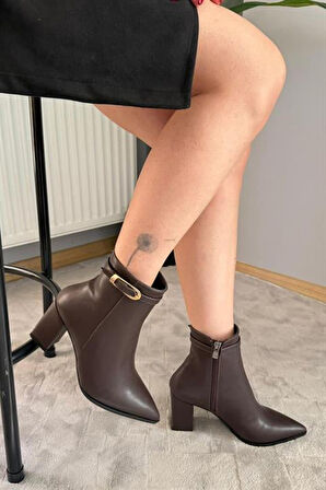 Kadın Julia Kahve Deri Yandan Fermuarlı Toka Detaylı Kalın Topuklu Sivri Burunlu Günlük Bot