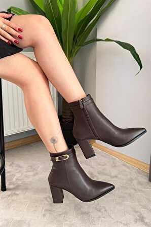 Kadın Julia Kahve Deri Yandan Fermuarlı Toka Detaylı Kalın Topuklu Sivri Burunlu Günlük Bot