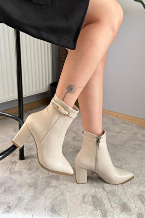 Kadın Julia Bej Deri Yandan Fermuarlı Toka Detaylı Kalın Topuklu Sivri Burunlu Günlük Bot