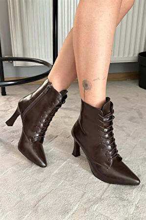 Kadın Leila Kahverengi Rugan 9 cm İnce Topuklu Bağcık Detaylı Fermuarlı Bot