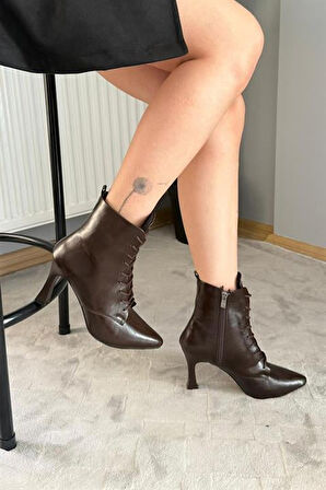 Kadın Leila Kahverengi Rugan 9 cm İnce Topuklu Bağcık Detaylı Fermuarlı Bot