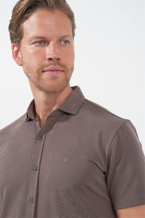 Kahverengi İtalyan Yaka Kısa Kol Cepsiz Slim Fit Esnek Gömlek 1004260159