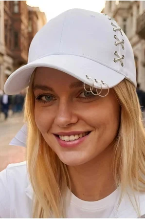 Tezzgelsin Kadın Piercing Halkalı Çapraz Metal Detaylı Özel Tasarım Baseball Cap Streetwear Şapka