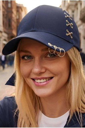 Tezzgelsin Kadın Piercing Halkalı Çapraz Metal Detaylı Özel Tasarım Baseball Cap Streetwear Şapka