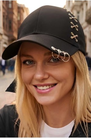 Tezzgelsin Kadın Piercing Halkalı Çapraz Metal Detaylı Özel Tasarım Baseball Cap Streetwear Şapka