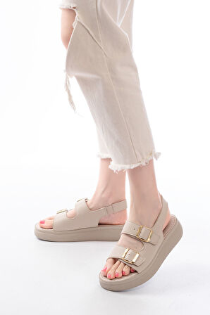 24413-572 Bej Günlük Dolgu Topuk Toka Aksesuarlı Kadın Sandalet 