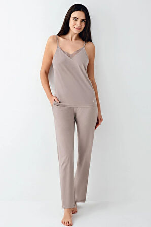 Kadın 3'lü Lisanslı Yumuşak Doku Sabahlıklı Pijama Takımı 2 Çift Çorap Hediye