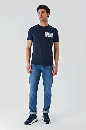 Koyu Lacivert Baskılı Bez Ayağı Bisiklet Yaka Cepli %100 Pamuk Slim Fit Dar Kesim Tişört 1011240180