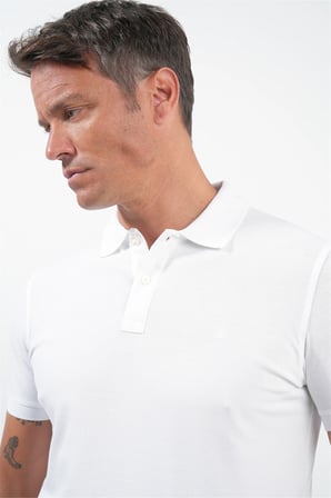 Beyaz Polo Yaka Kısa Kol Cepsiz Slim Fit Pamuklu Tişört 1011260154