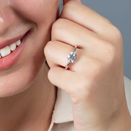 Starlight Diamond Pırlanta Montür Elmas Görünüm 925 Ayar Gümüş Kadın Tektaş Yüzük