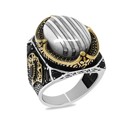 Fildişi Üzerine Gümüş Dikey Şerit İşlemeli Oval Tasarım Kenarları Mikro Zirkon Taş Mıhlamalı Koleksiyonluk 925 Ayar Gümüş Erkek Yüzük