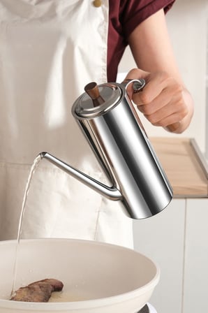 304 Çelik Ahşap Saplı Süzgeçli 700 ml Yağdanlık Sosluk Sirkelik mt272