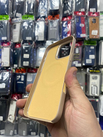 İPHONE 16 PRO MAX UYUMLU MAGSAFE ÖZELLİKLİ İÇİ KADİFE PERFECT SERT KAPAK GOLD