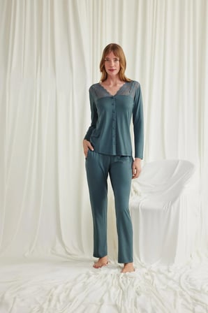 YakasıOmzu ve Paçası Dantelli Boydan Düğmeli Pijama Takımı