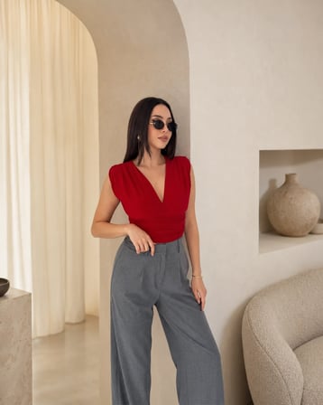 Vatkalı Kolsuz V Yaka Drapeli Crop Bluz Likralı Fit