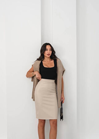 Arkadan yırtmaçlı kalem etek bej